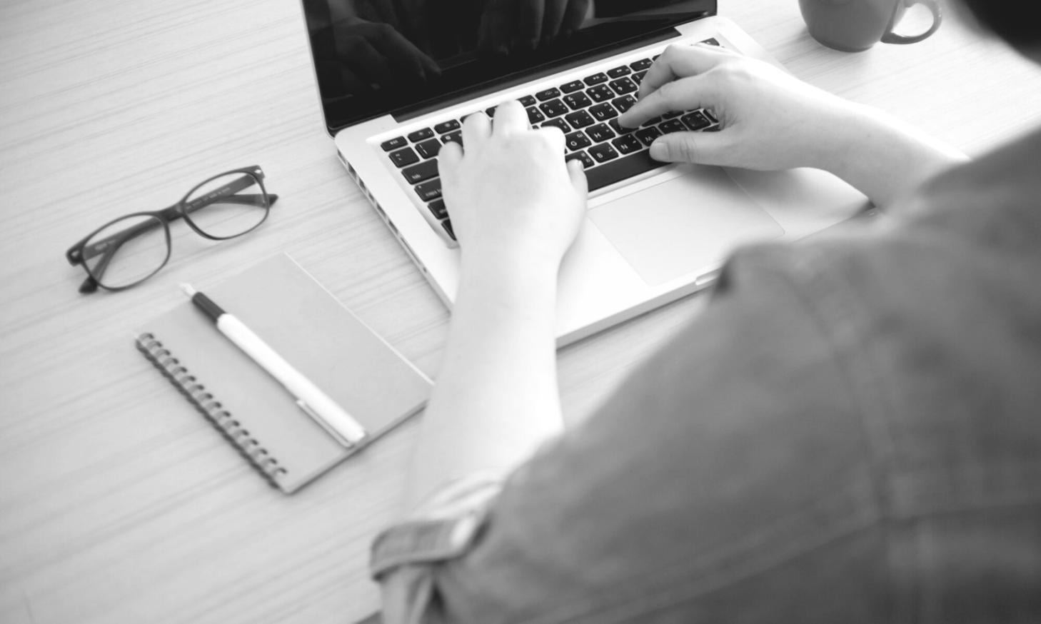 Groupe d'étudiants collaborant sur des analyses financières